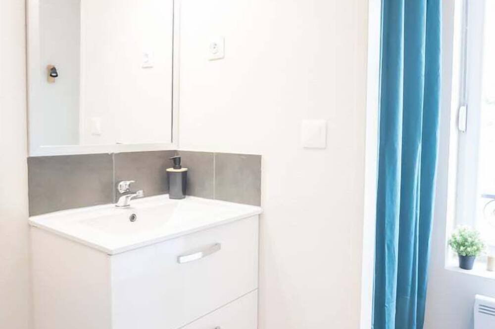 Photo of Bathroom in Quartier Beauregard-Boufflers-Buthegnemont-Boudonville