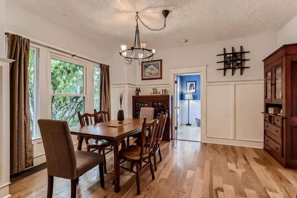 Photo of Livingroom in Foster - Powell