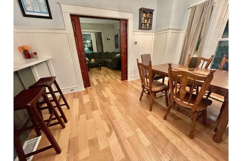 Photo of Livingroom in Foster - Powell