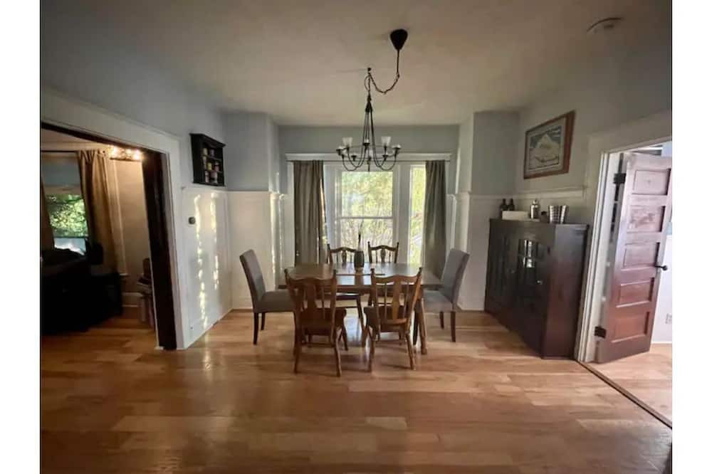 Photo of Livingroom in Foster - Powell