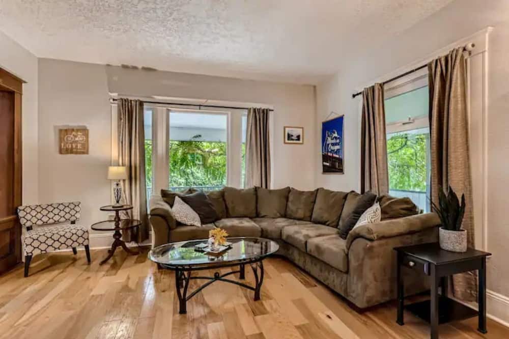 Photo of Livingroom in Foster - Powell