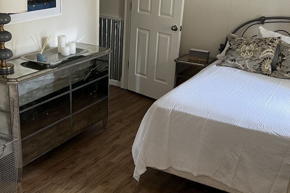 Photo of Bedroom in Lakes of Forest Hill