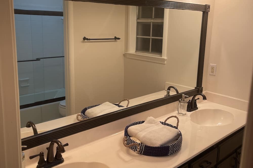 Photo of Bathroom in Lakes of Forest Hill