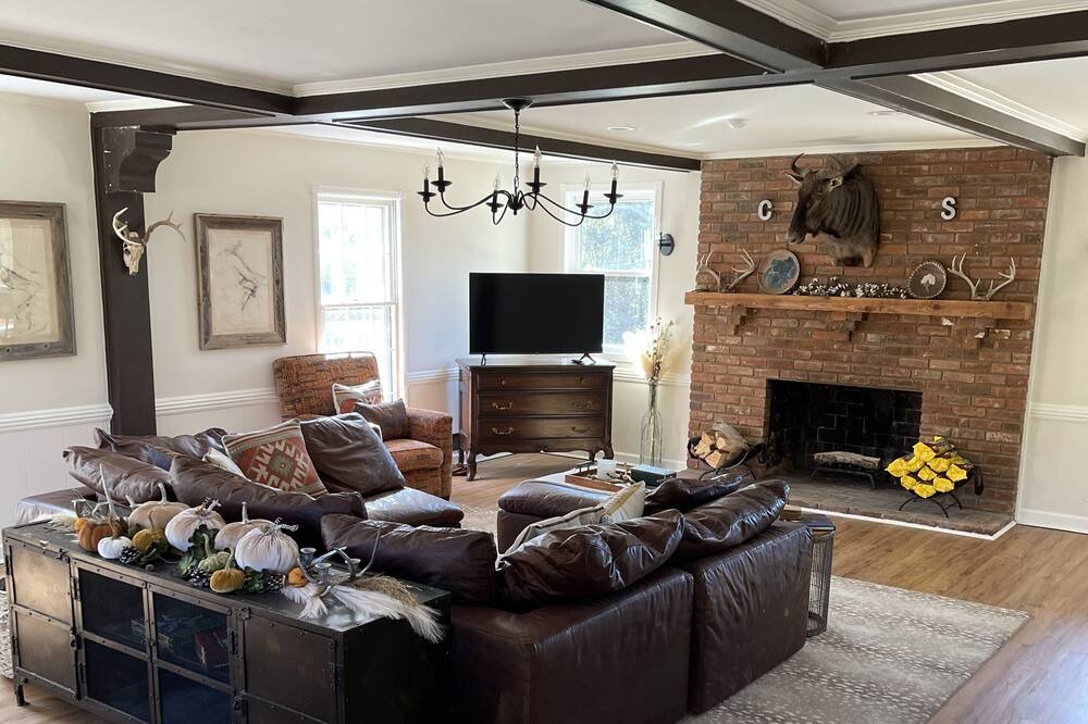 Photo of Livingroom in Lakes of Forest Hill