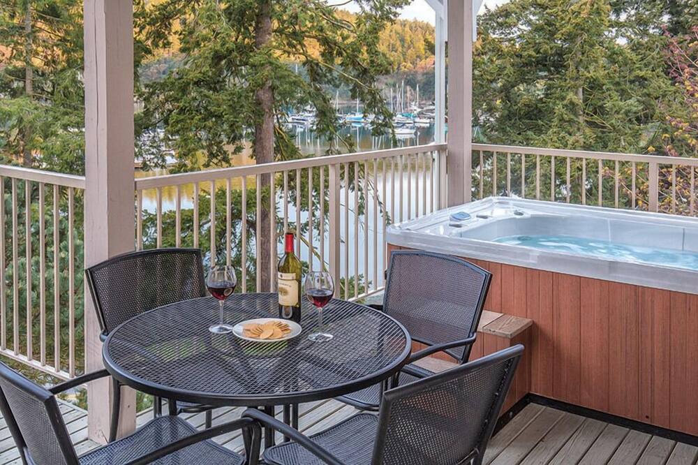 Photo of Patio Balcony in Deer Harbor