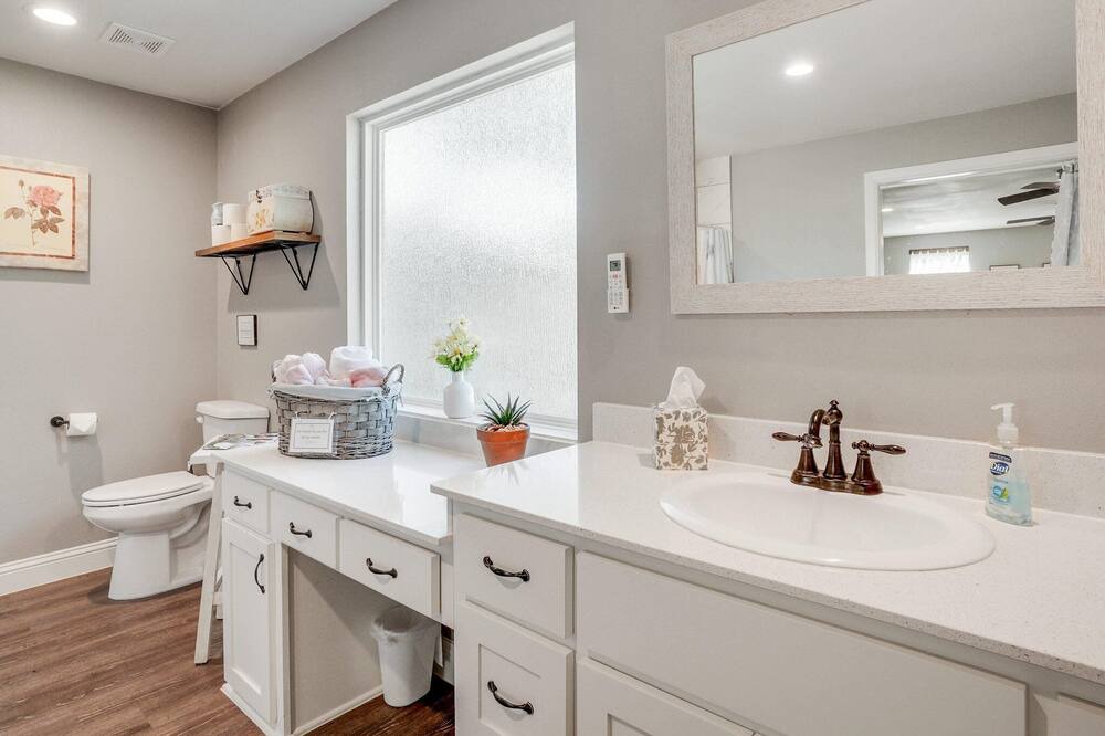 Photo of Bathroom in Era