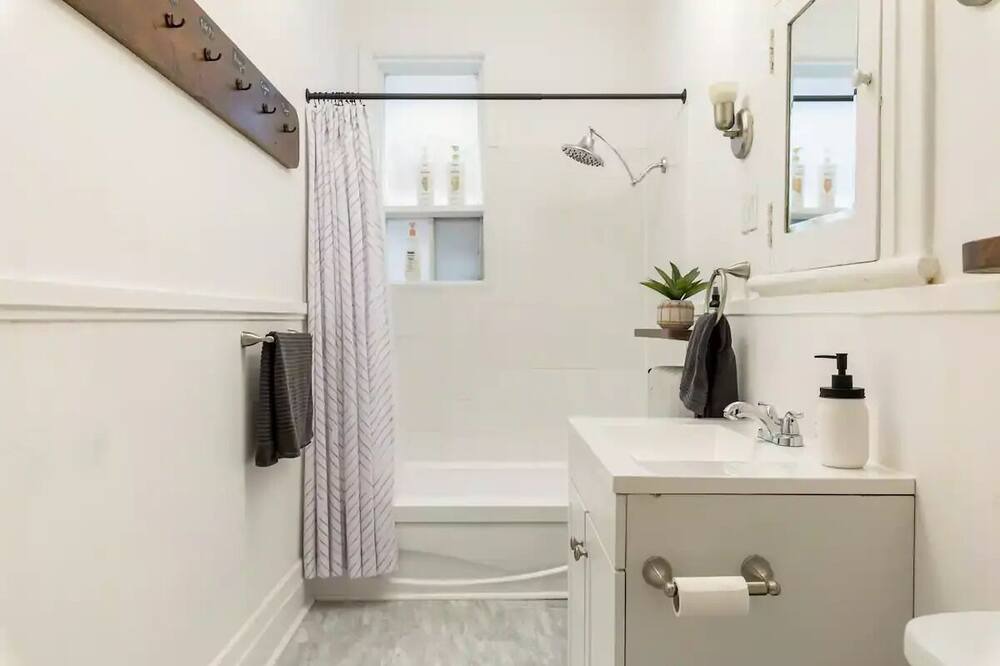 Photo of Bathroom in De Lorimier