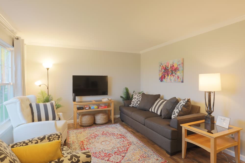 Photo of Livingroom in Genoa City