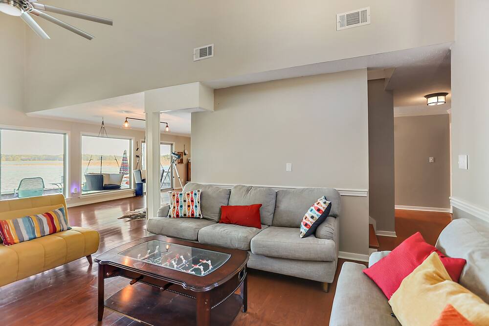 Photo of Livingroom in Tougaloo