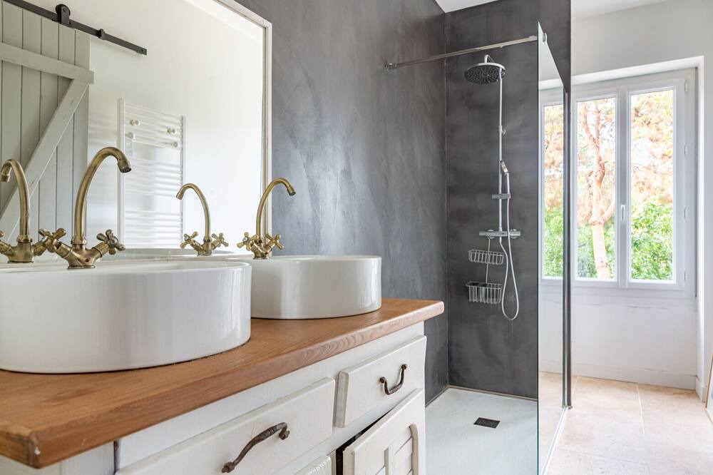 Photo of Bathroom in Grillaud - Proce