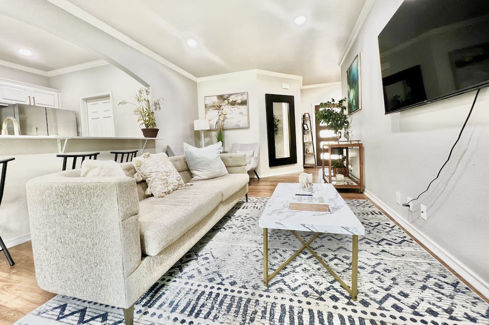 Photo of Livingroom in Southhampton Hills