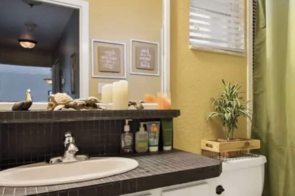 Photo of Bathroom in Tropic