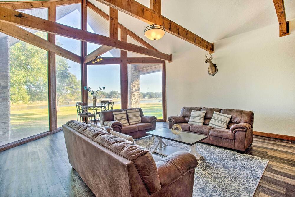 Photo of Livingroom in Quinlan