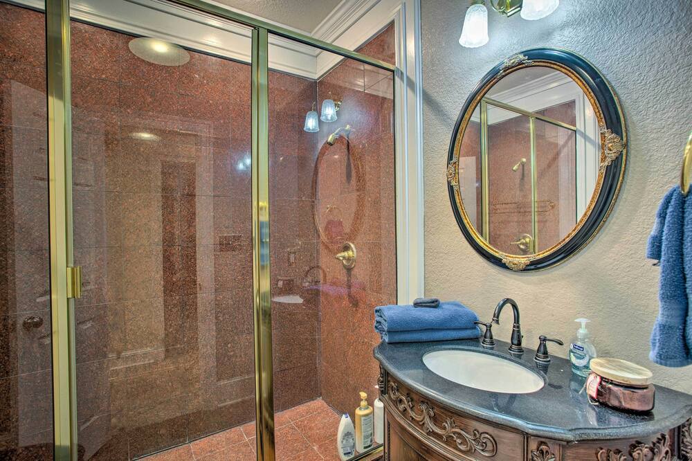 Photo of Bathroom in Quinlan