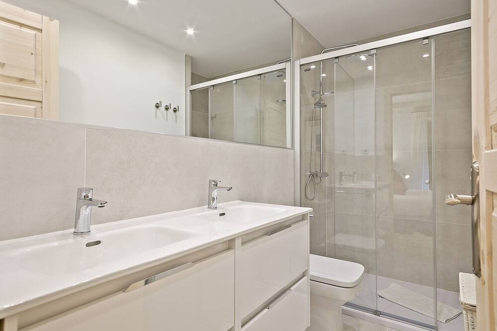 Photo of Bathroom in Beret