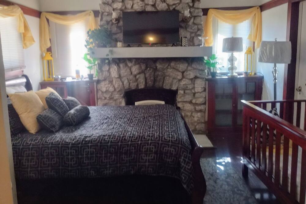 Photo of Bedroom in Highland Historic District