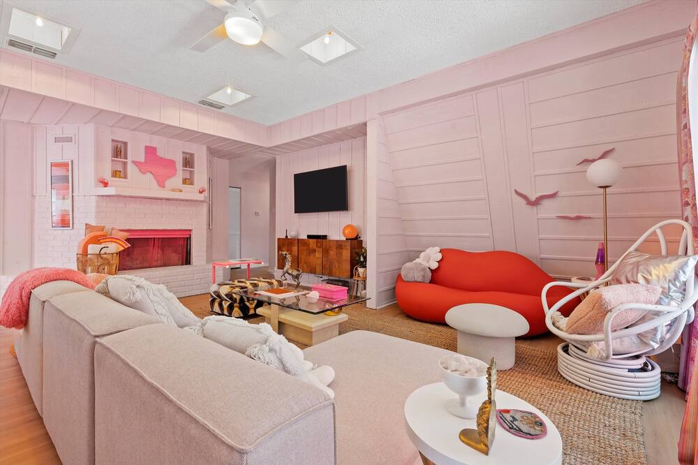 Photo of Livingroom in Lacy-Lakeview
