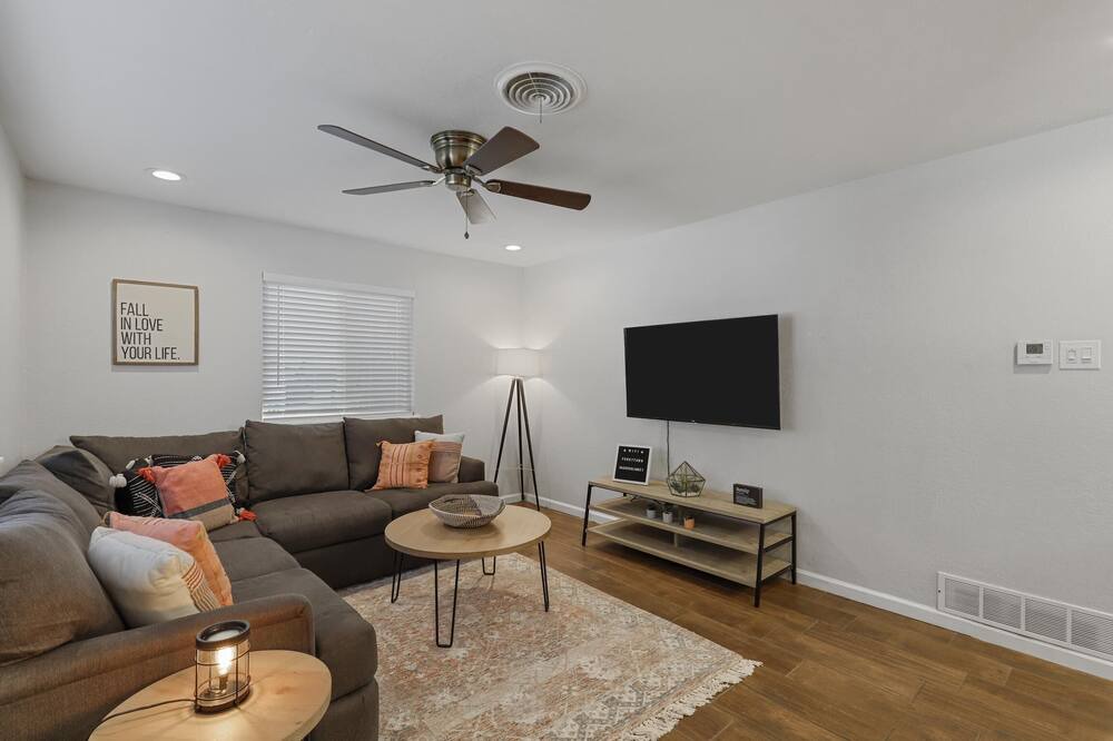 Photo of Livingroom in Handley