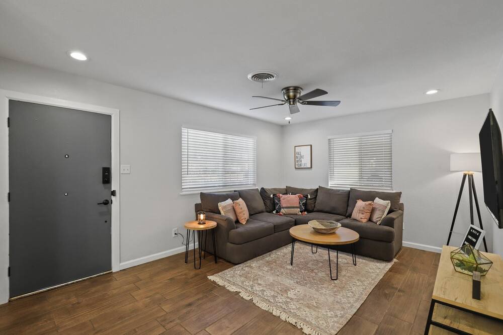 Photo of Livingroom in Handley