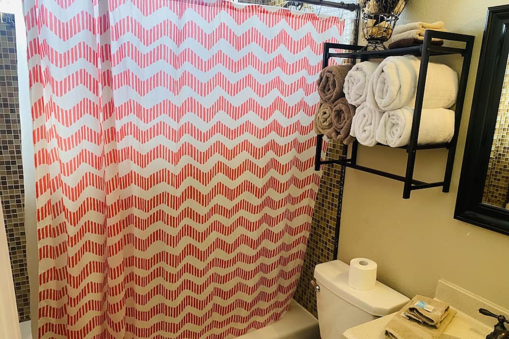 Photo of Bathroom in Bridgewater Crossing