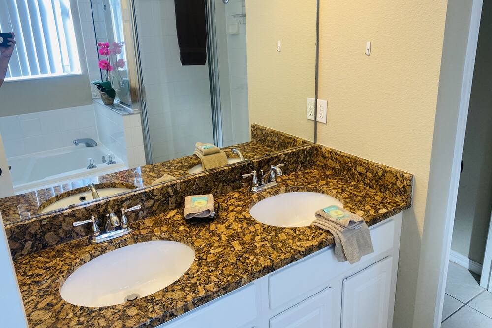 Photo of Bathroom in Bridgewater Crossing