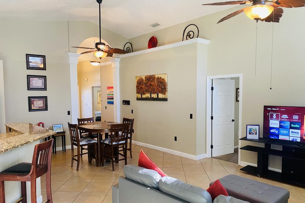 Photo of Livingroom in Bridgewater Crossing
