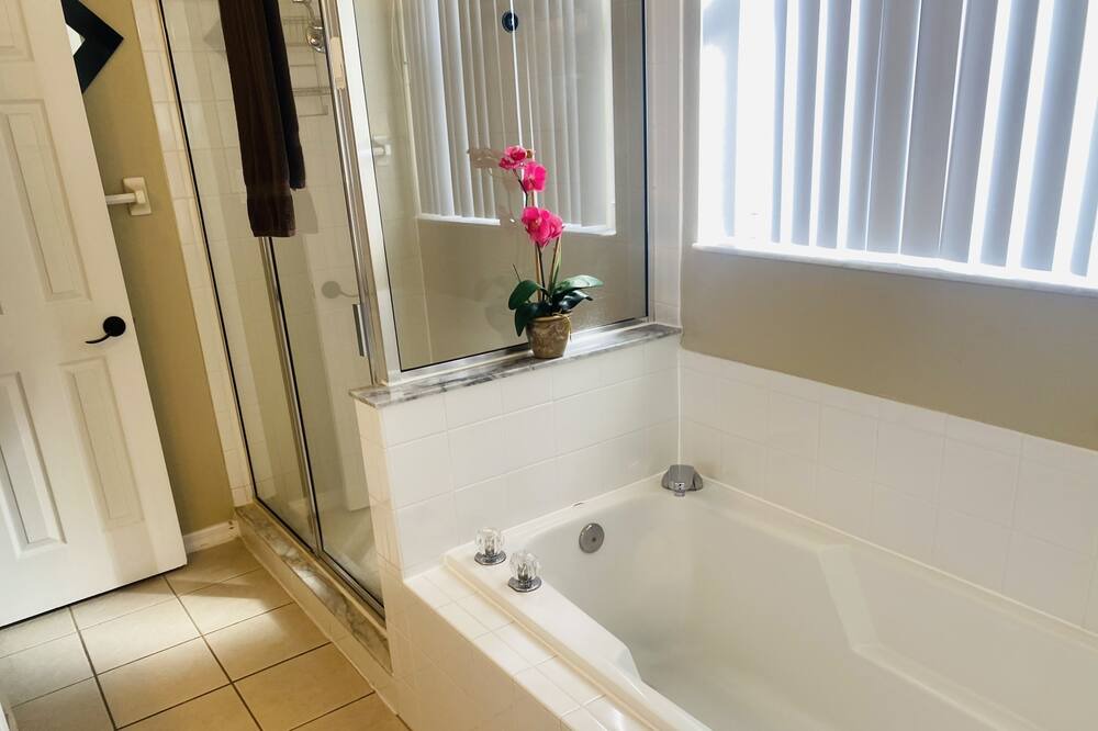 Photo of Bathroom in Bridgewater Crossing