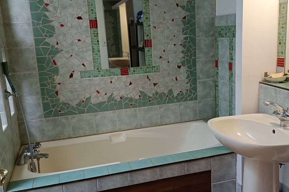 Photo of Bathroom in Gardouch
