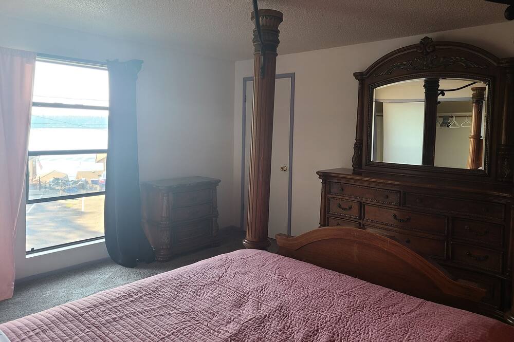 Photo of Bedroom in Tillicum