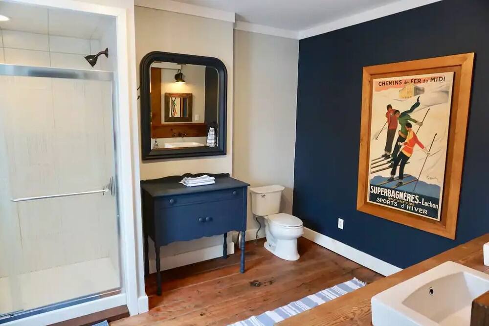 Photo of Bathroom in King