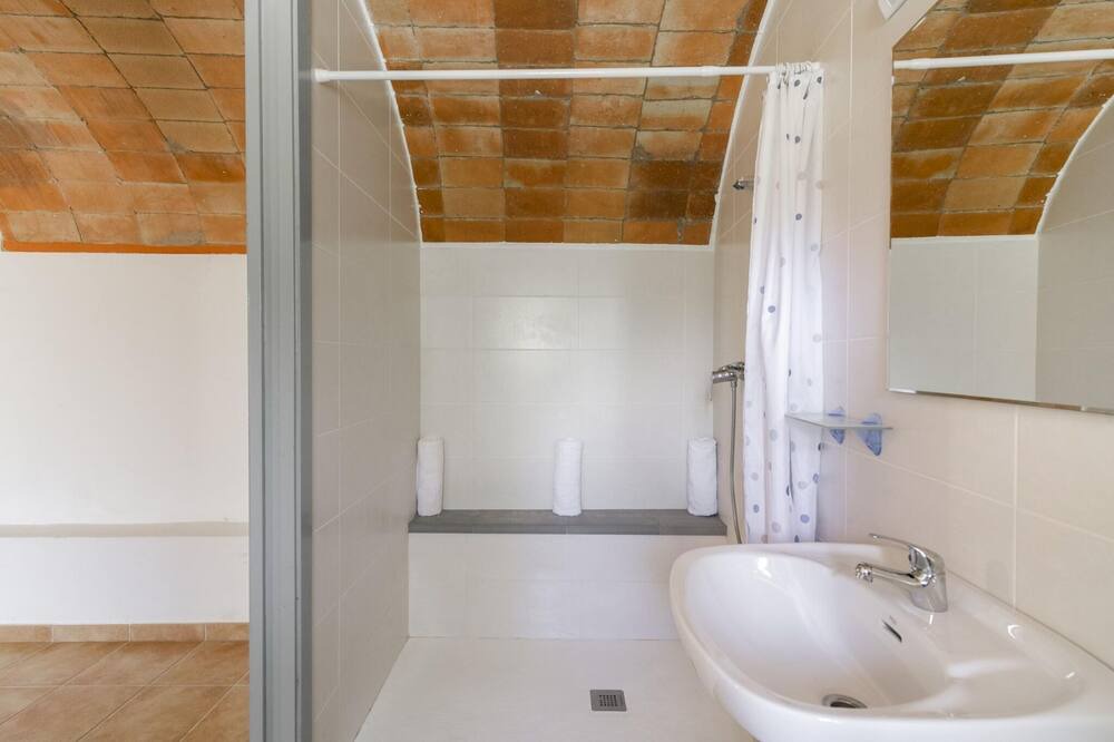 Photo of Bathroom in Llers