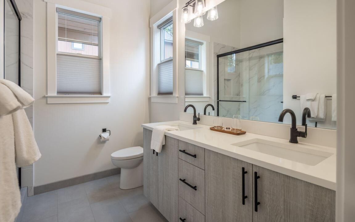 Photo of Others in Roslyn