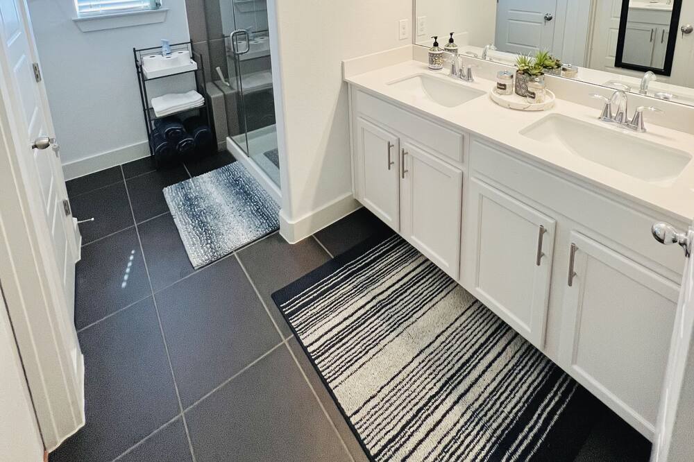 Photo of Bathroom in Montopolis