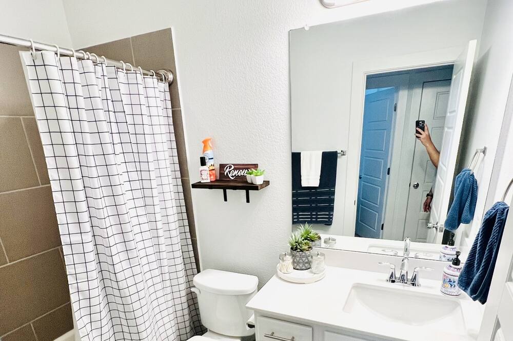 Photo of Bathroom in Montopolis