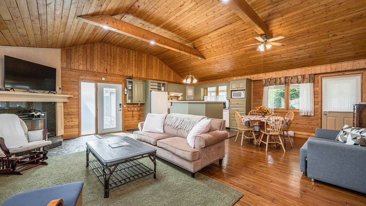 Photo of Livingroom in Colpoys Bay
