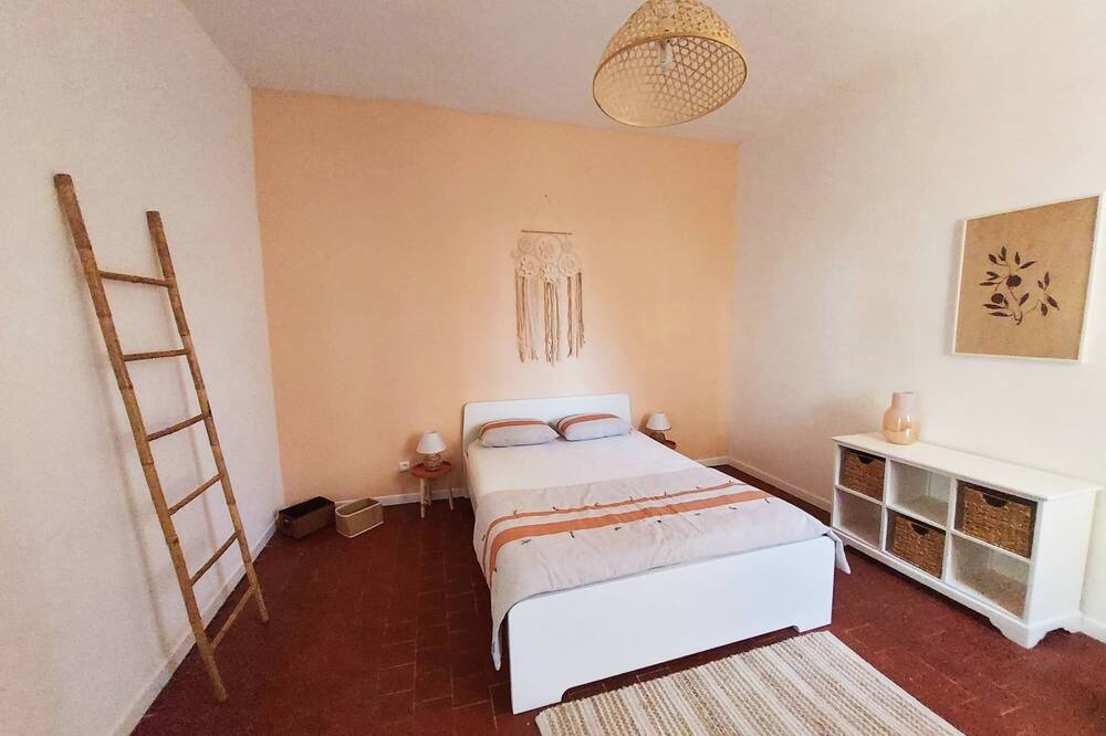 Photo of Bedroom in Camaret-sur-Aigues