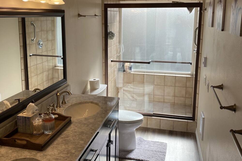 Photo of Bathroom in Lincoln Beach