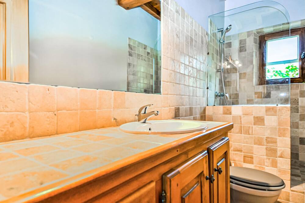 Photo of Bathroom in Maillane