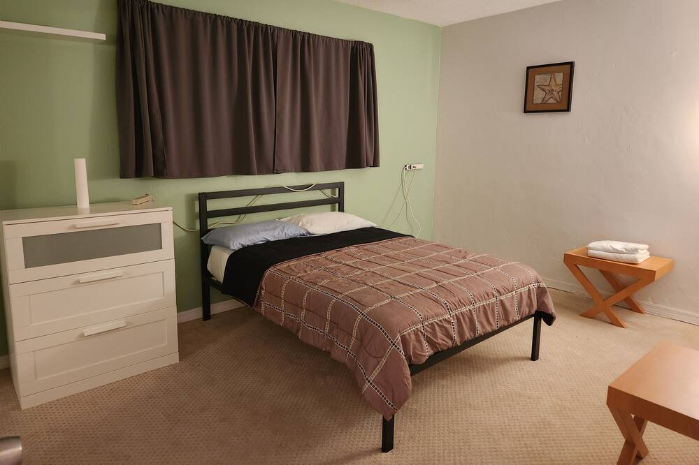 Photo of Bedroom in Oakland Park