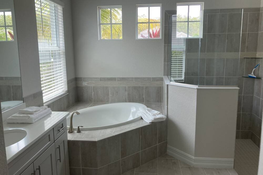 Photo of Bathroom in Biggar