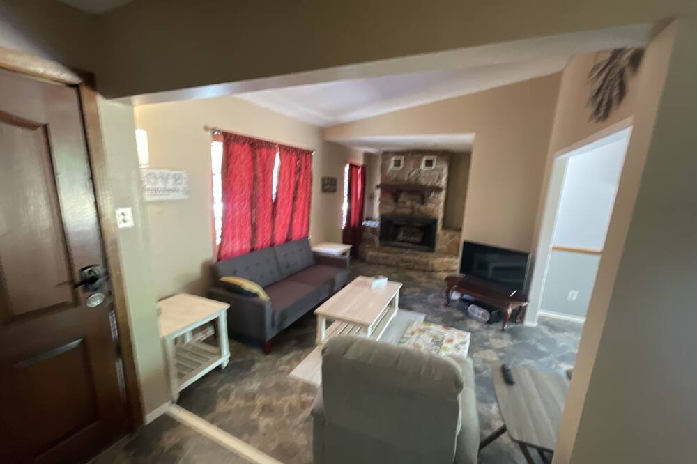 Photo of Livingroom in Commerce