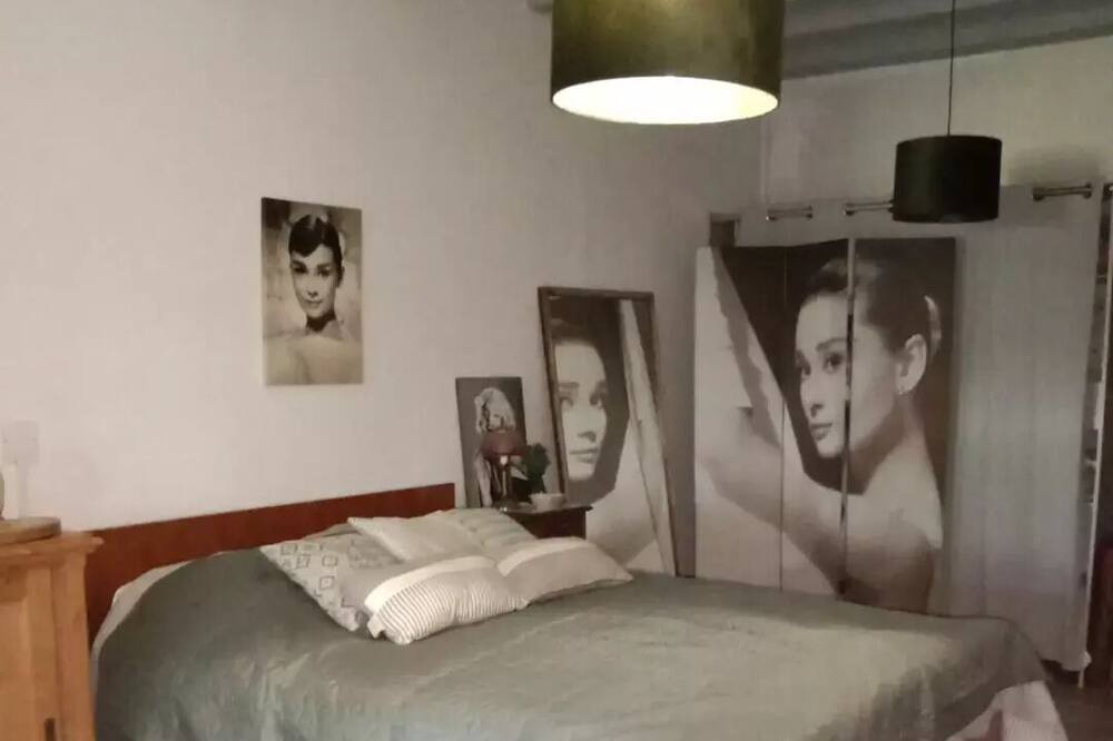 Photo of Bedroom in Cours