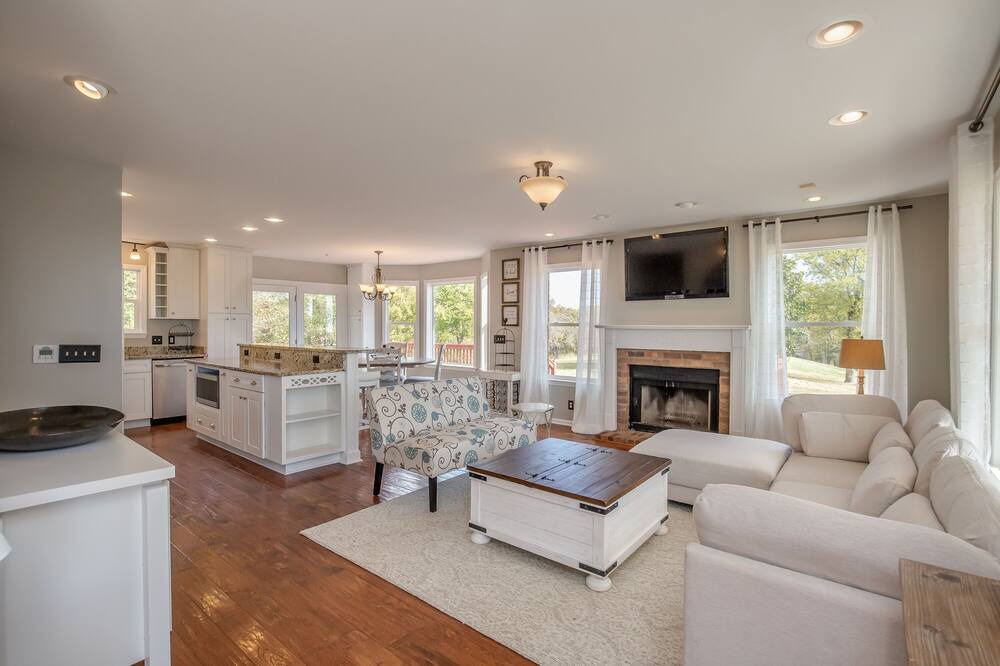 Photo of Livingroom in Thompson's Station