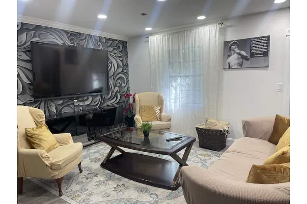 Photo of Livingroom in Ballast Point