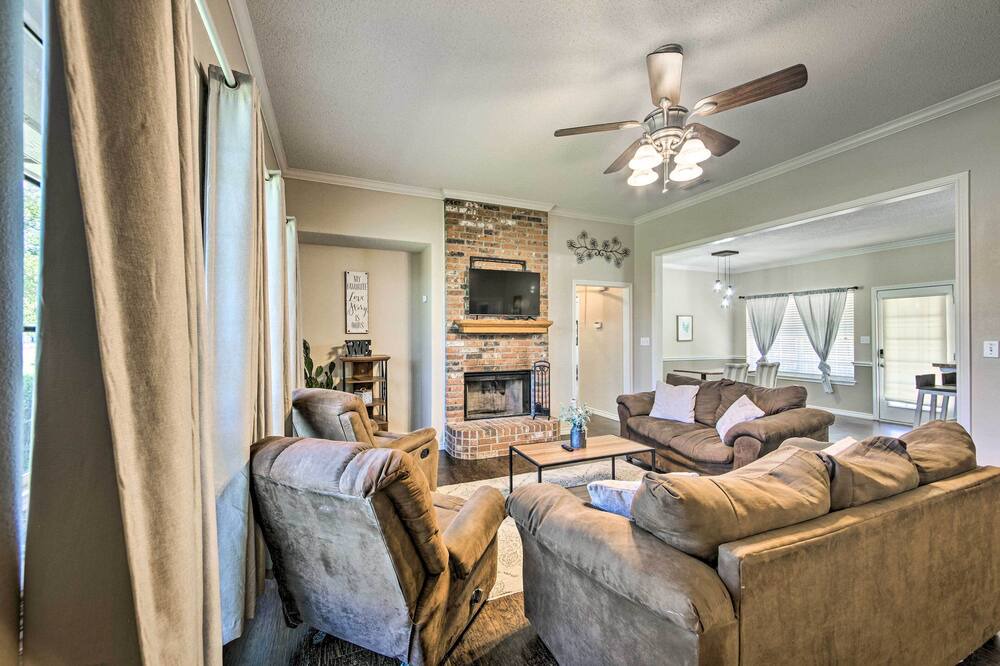 Photo of Livingroom in Whitehouse