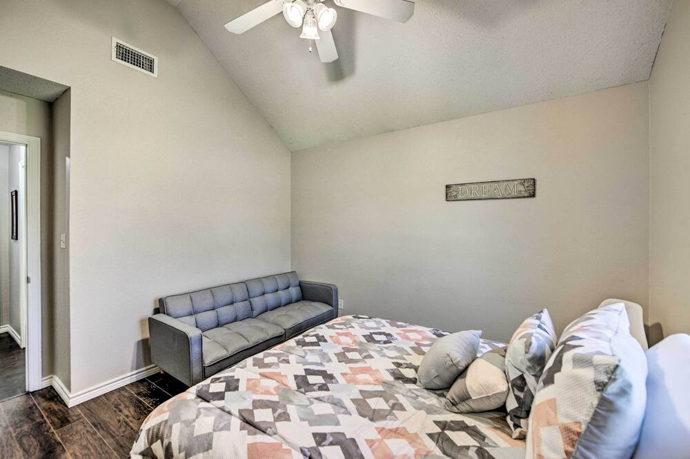 Photo of Bedroom in Whitehouse
