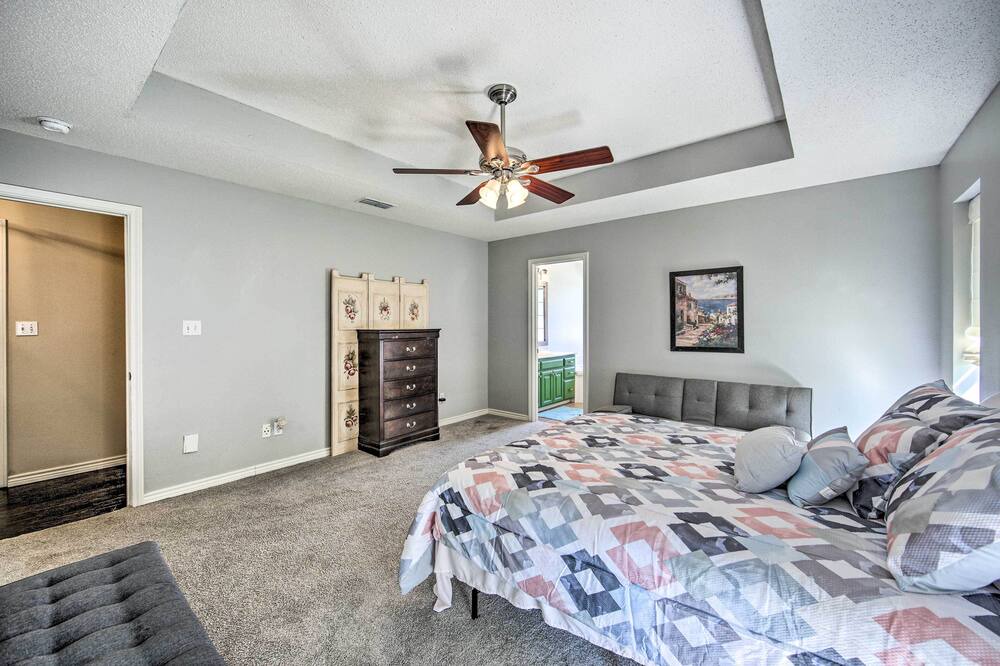 Photo of Bedroom in Whitehouse