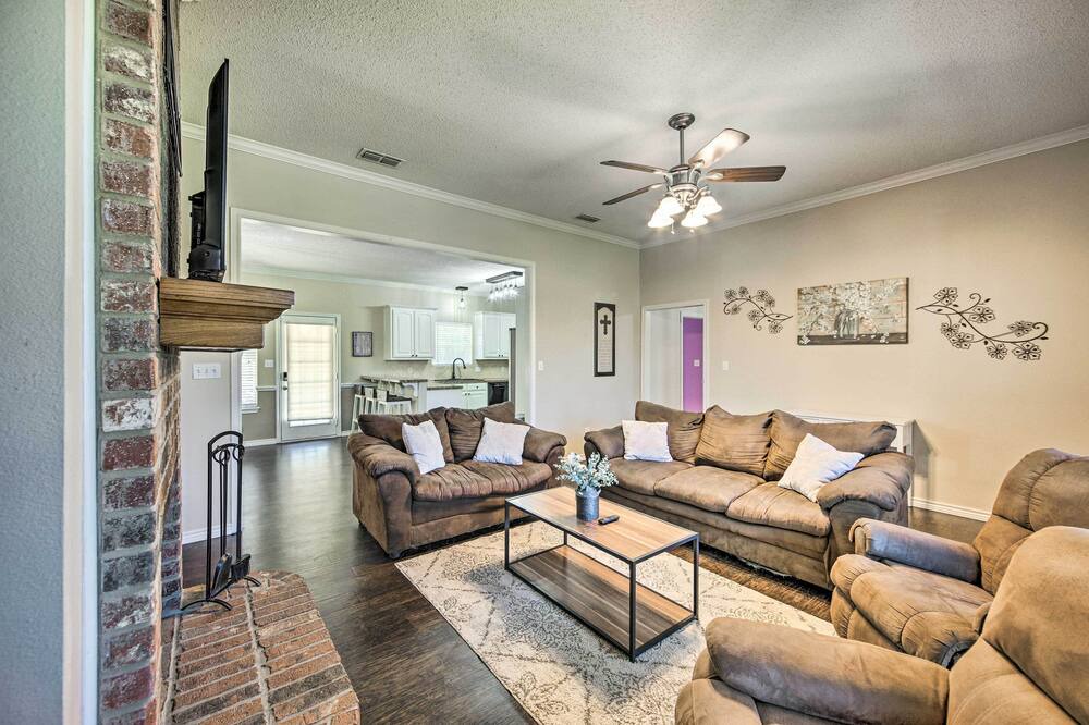 Photo of Livingroom in Whitehouse