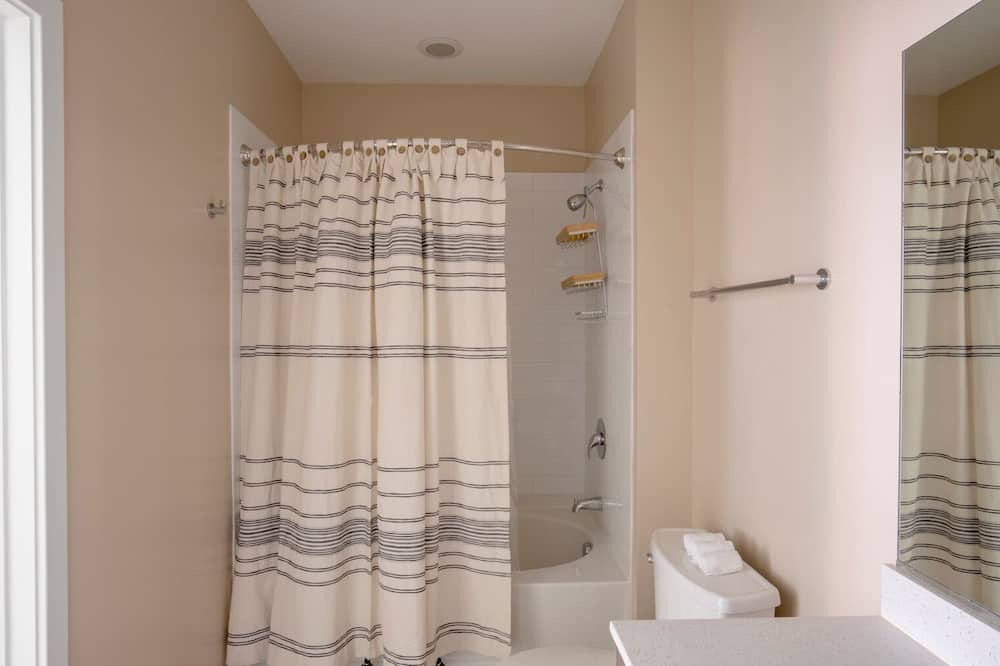 Photo of Bathroom in Jefferson Manor