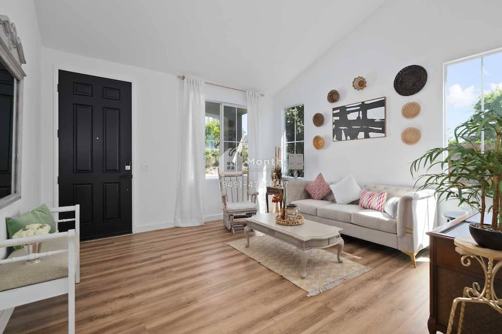 Photo of Livingroom in Westmont